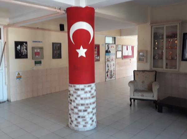 Okul Giriş Kolonunu Türk Bayrağı İle Süsledik.